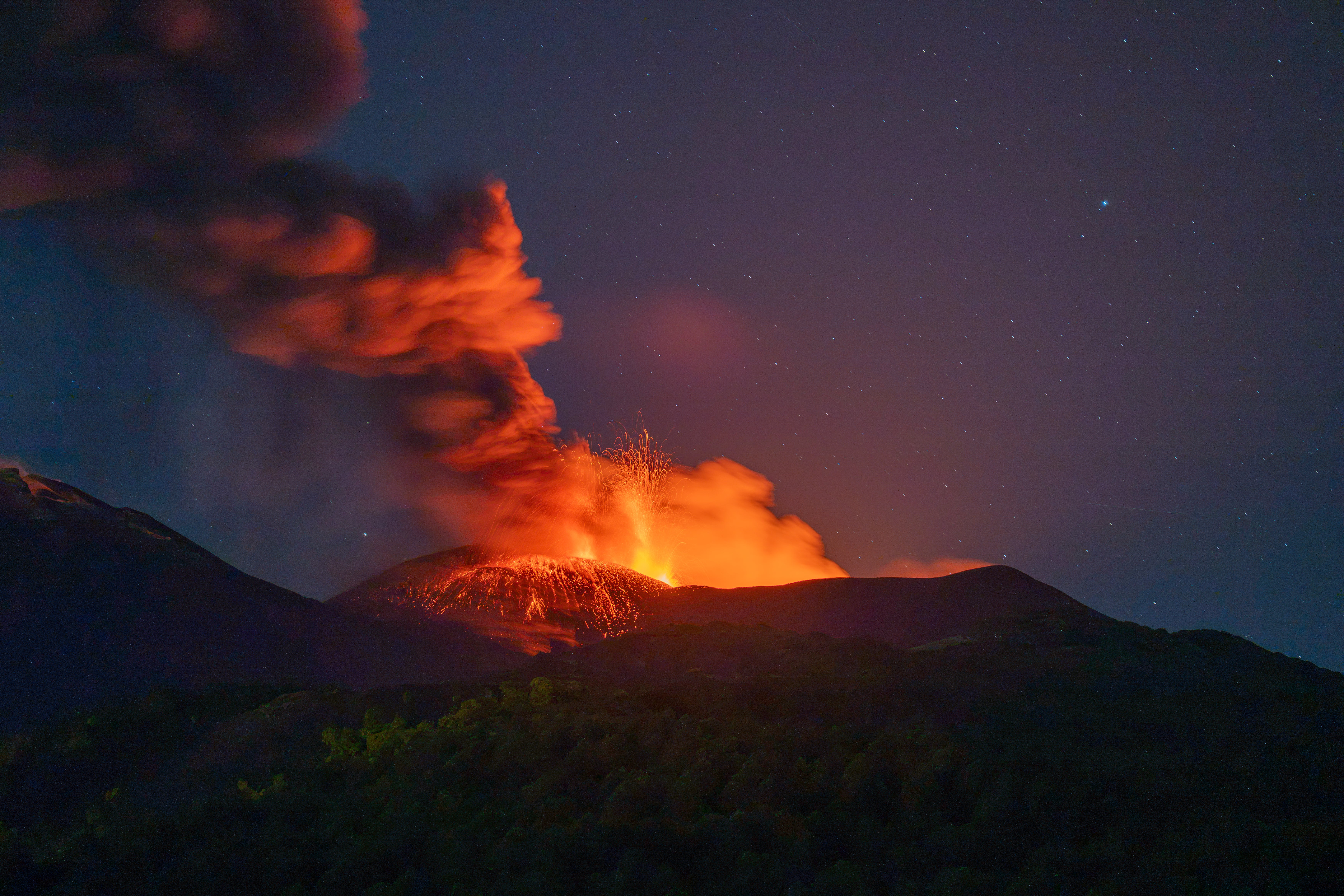 Sicilian airport suspends all flights amid Mount Etna volcanic ash eruptions