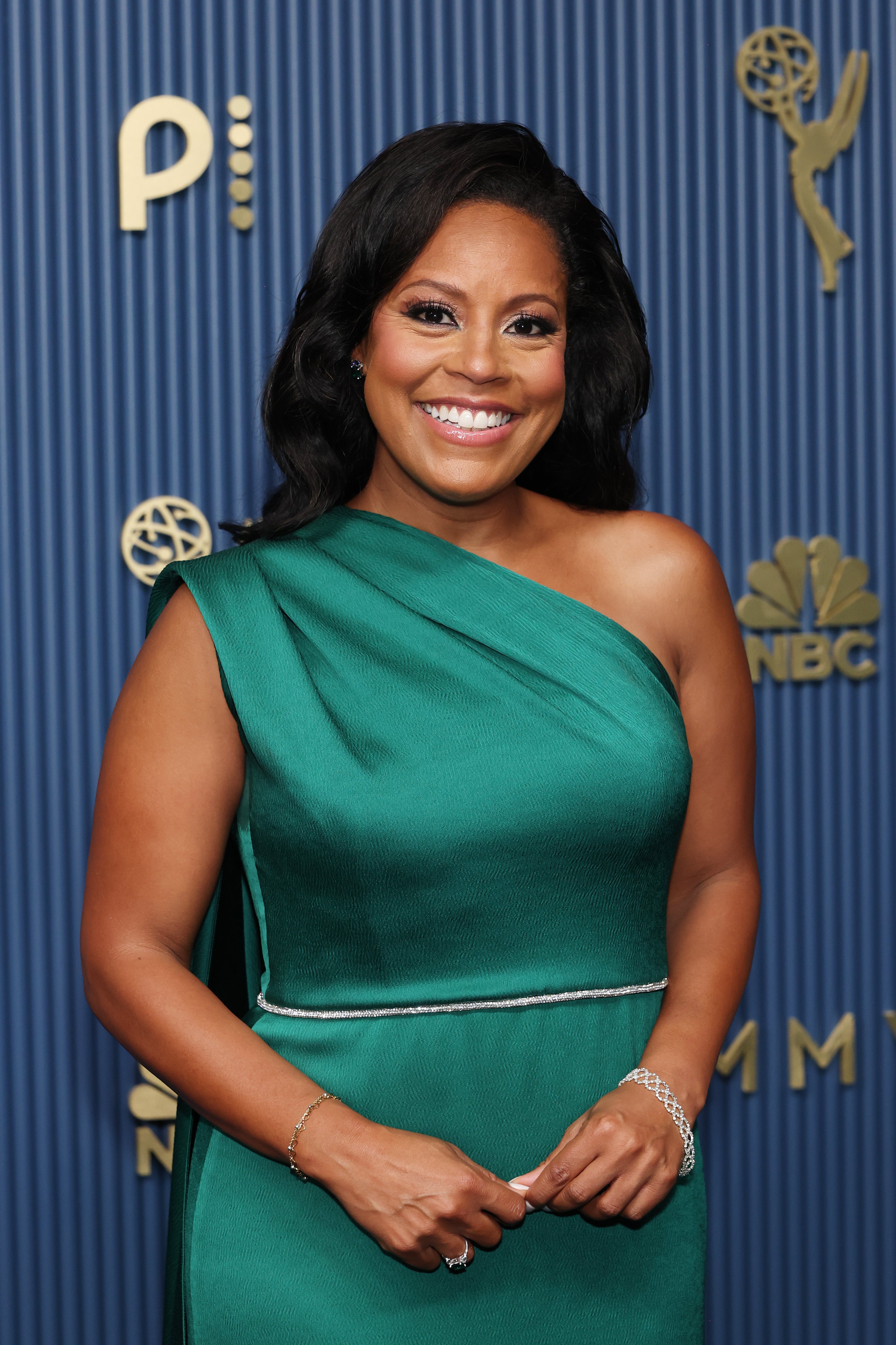 Jones’ soft glam let the vibrant-hued dress do all the talking here — and it worked