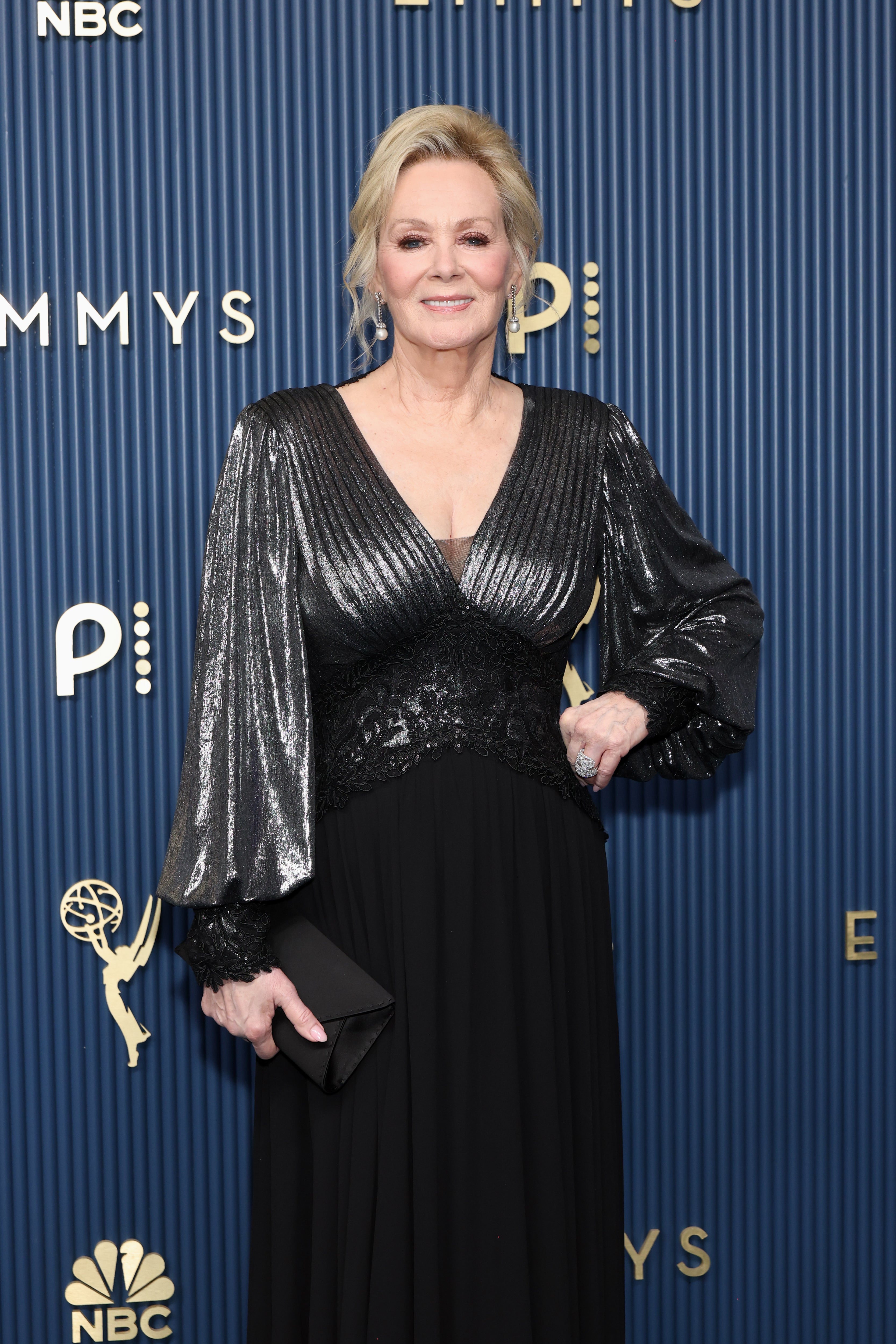 Jean Smart knows how to dress and she rarely misses. The boring black can be overlooked because of the contrast this gown had. It fit well and she looked stunning