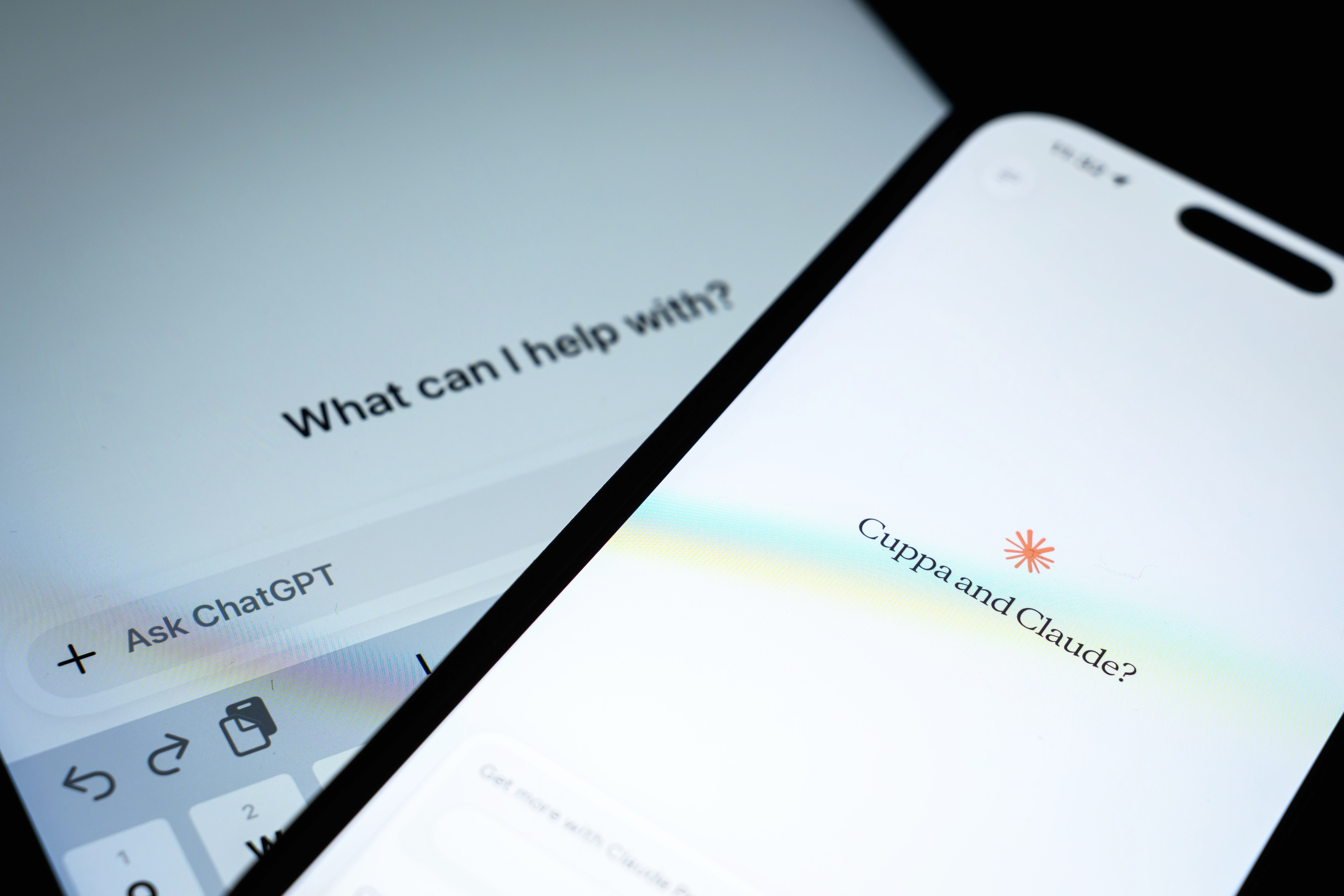 Large Language Model chatbots are used as de facto therapists