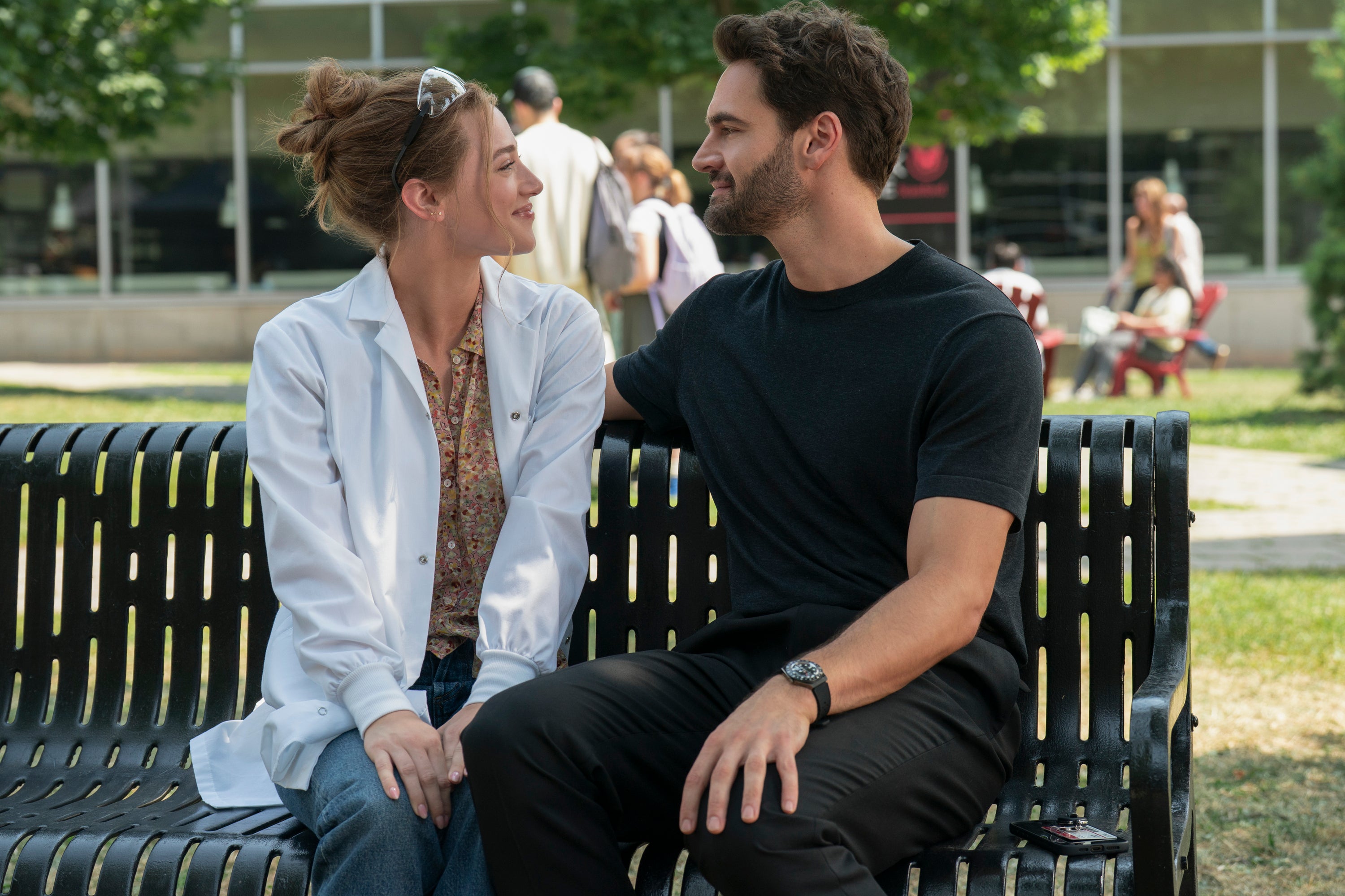 Lili Reinhart and Tom Bateman play a couple in a fake relationship in Amazon Prime Video’s ‘The Love Hypothesis’