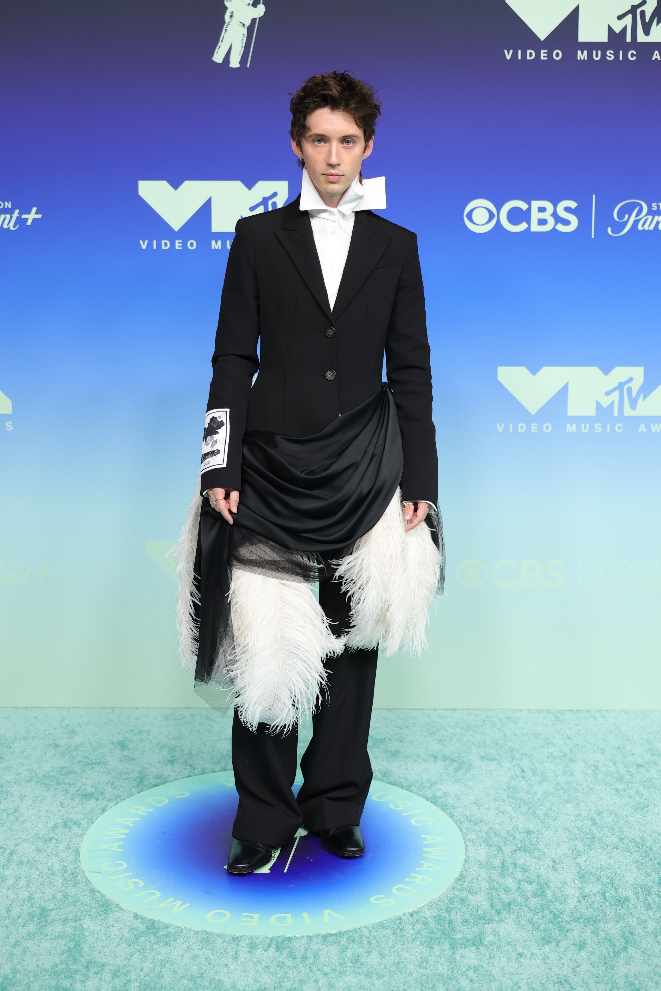 I’m confused by this Troye Sivan look. It’s giving Victorian child at the top and 1920s flapper dancer from the waist down...