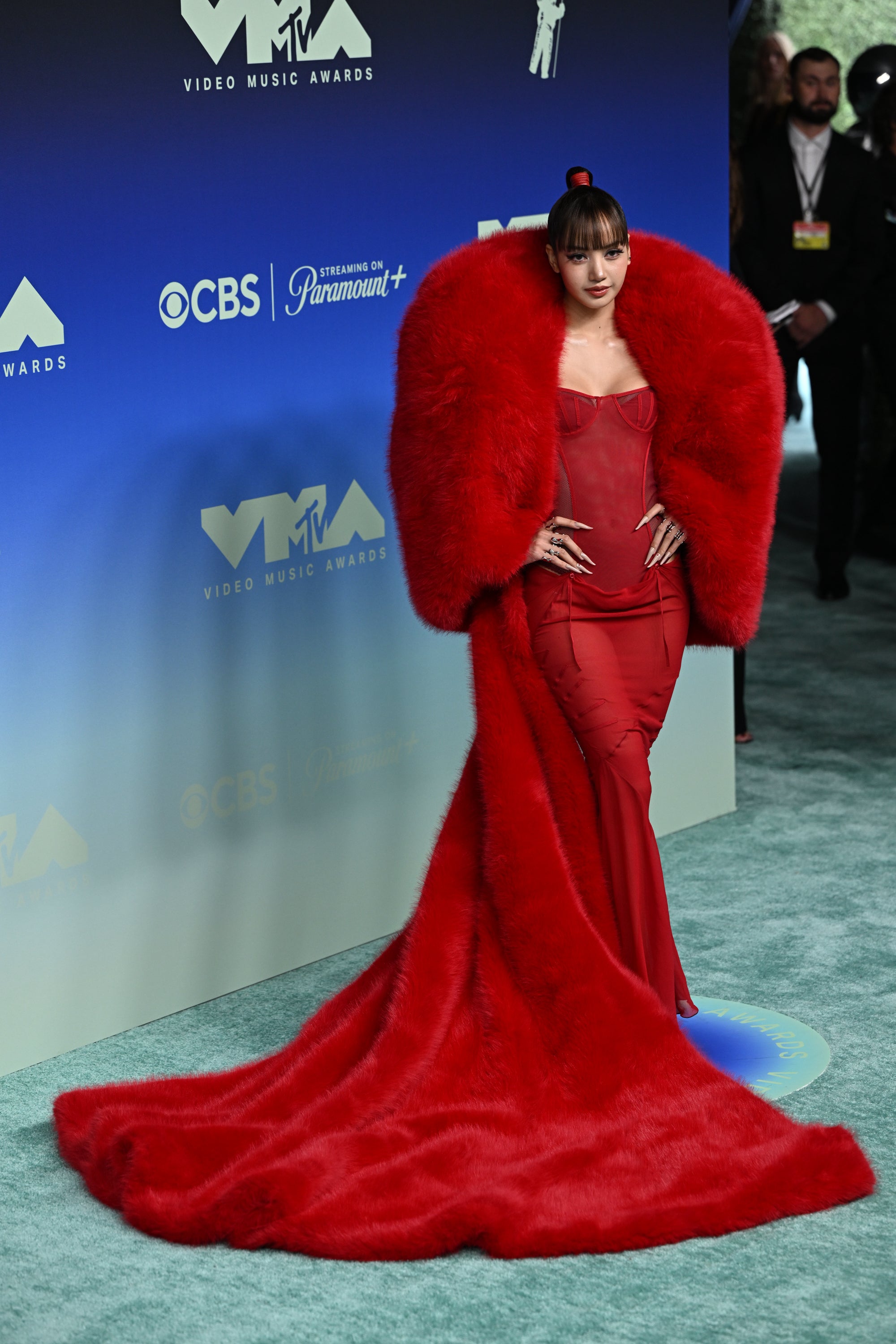 Blackpink’s Lalisa Manobal may have won the night with his crimson cascading gown and oversized fur coat. It’s breathtaking