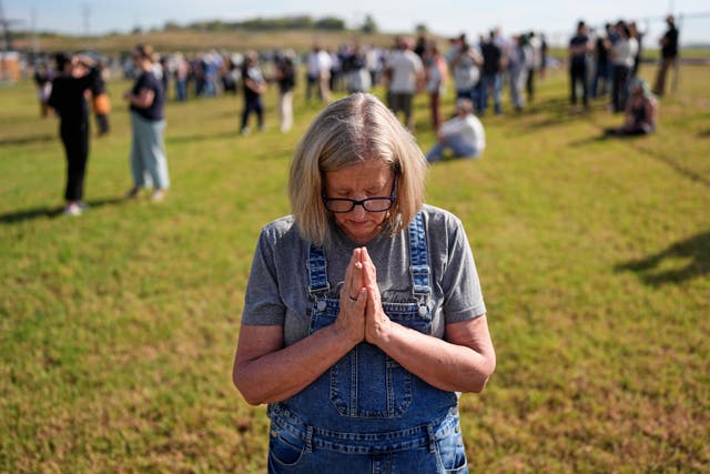 Kathleen Walter prays in the area reserved for people opposed to the death penalty outside Riverbend Maximum Security Institution before the planned execution of Christa Pike