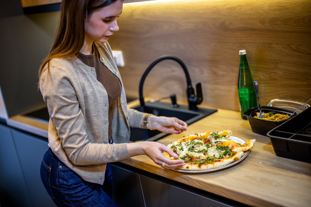 Late-night snacking raises the risk of fatty liver disease Late-night snacking raises the risk of fatty liver disease