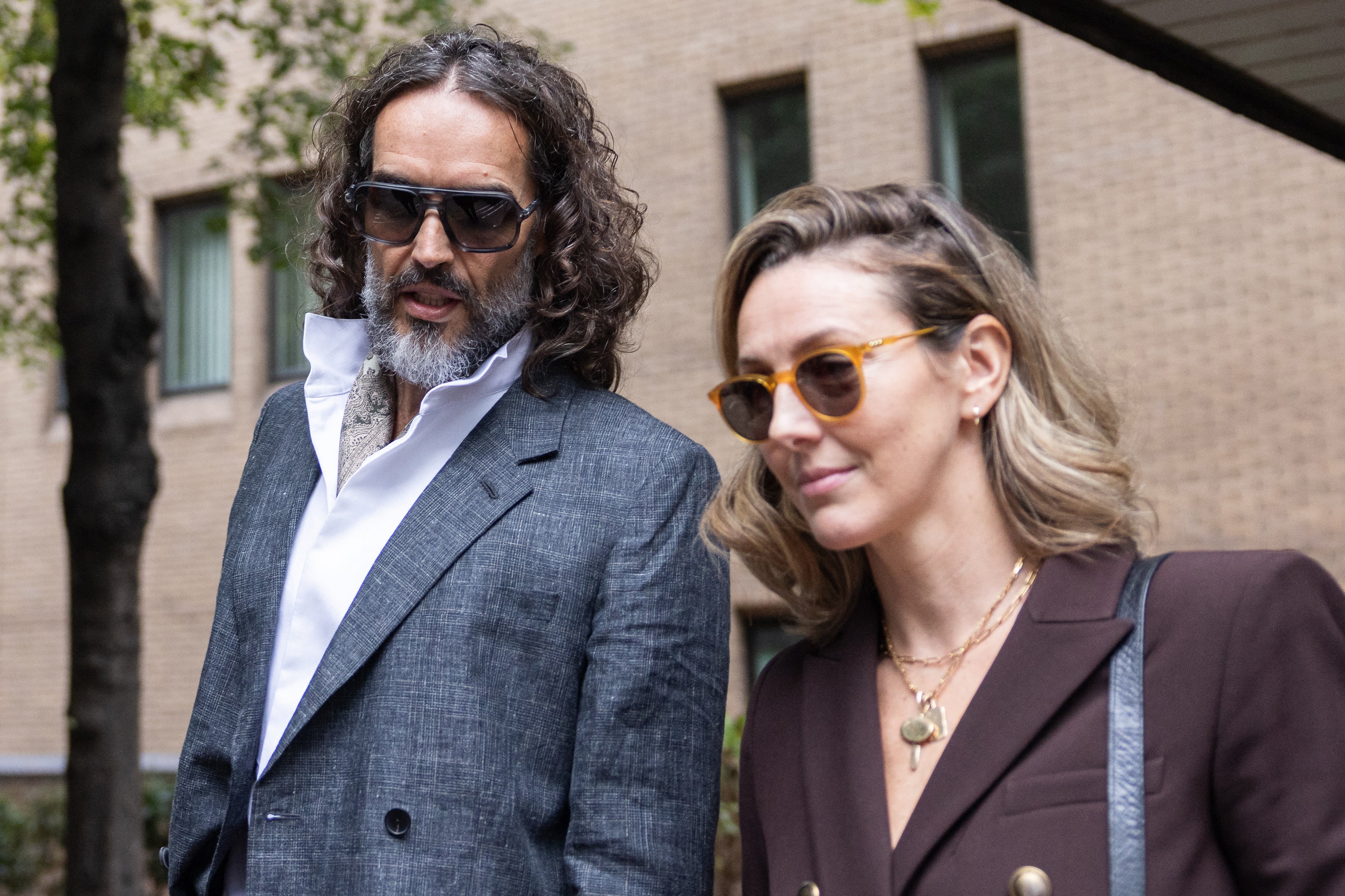 Lernen Sie die Frau kennen, die Russell Brand während seines Prozesses ...