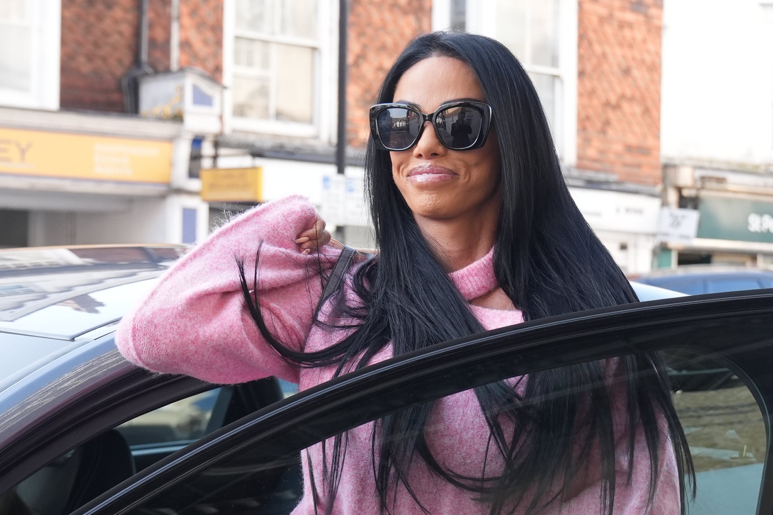 Katie Price tiba di Lewes Crown Court sebelumnya