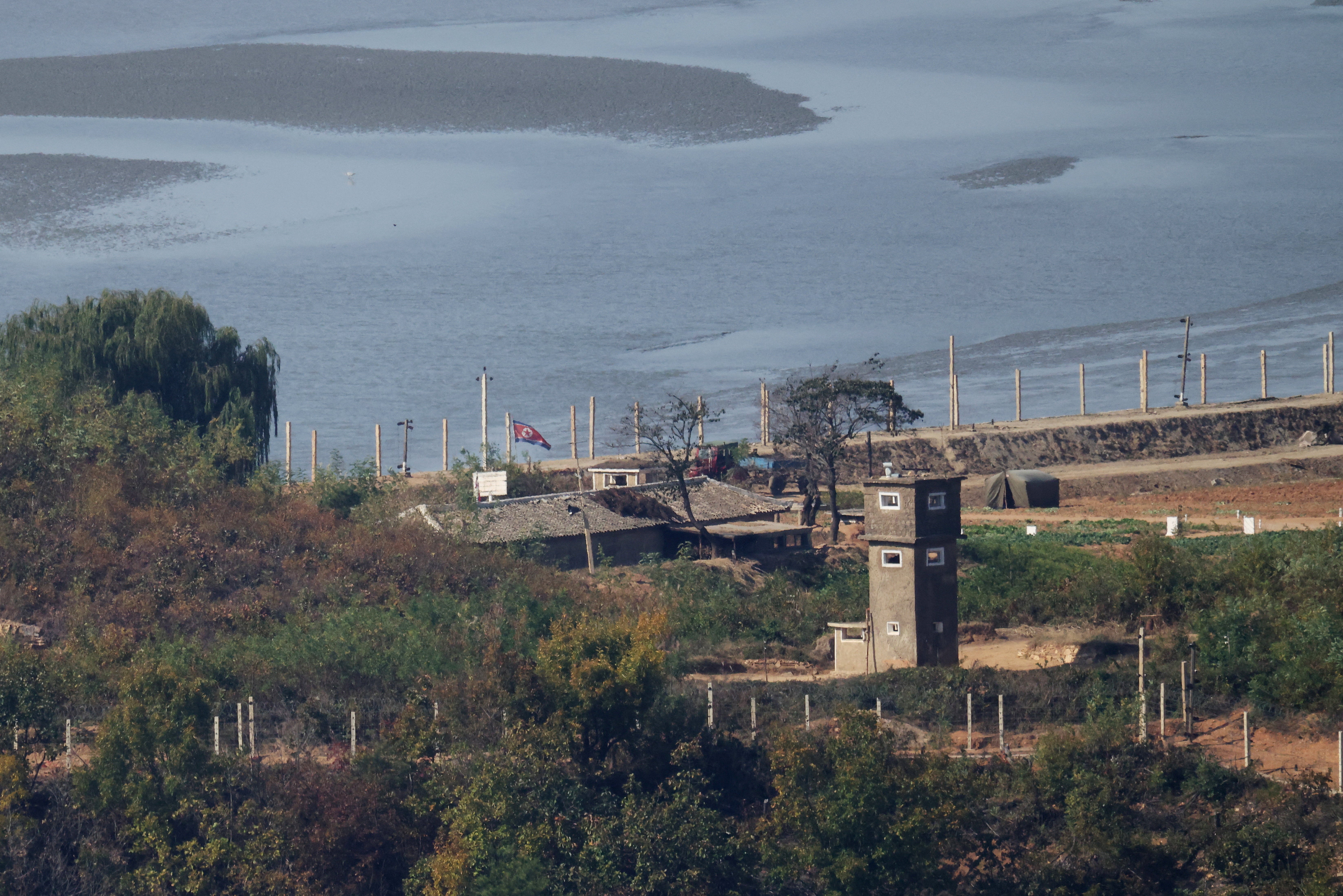 North Korean howitzers seen at border with South Korea amid escalating ...