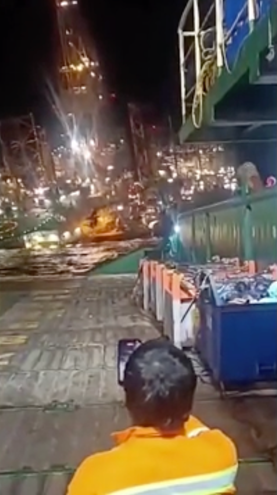 Oil Rig Sunk Moment huge giant oil rig sinks into the ocean as search for survivors ...