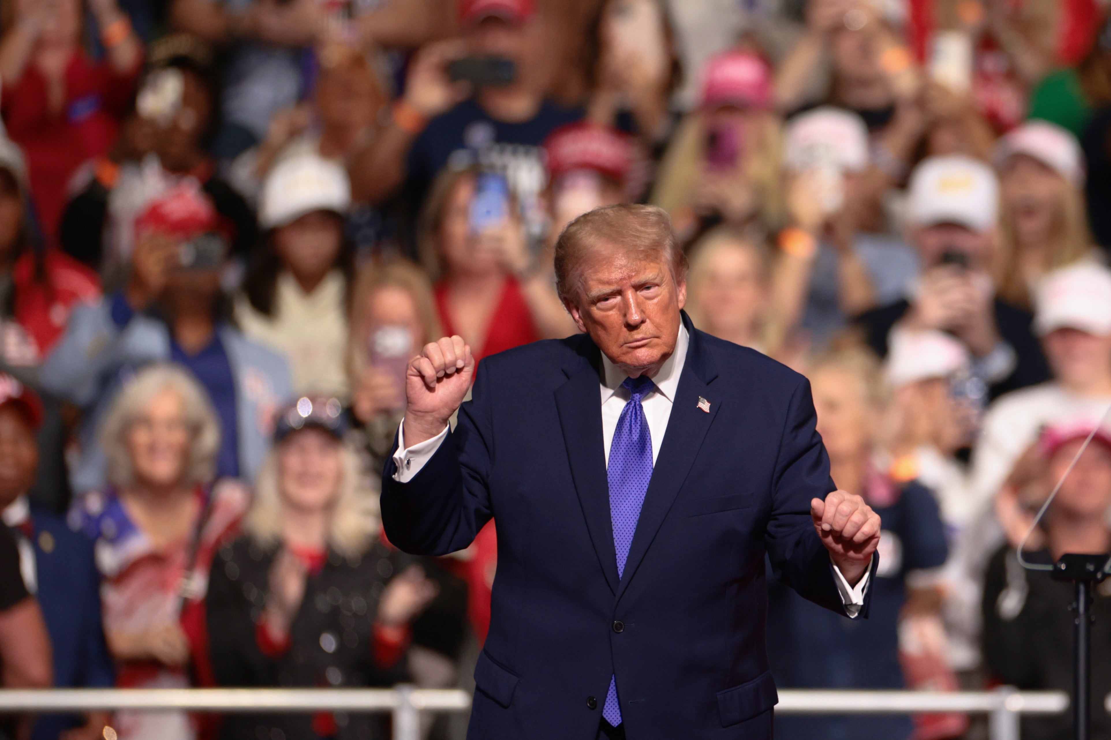 Trump pleše tijekom predizbornog skupa u Rock Hill Sports and Event Center