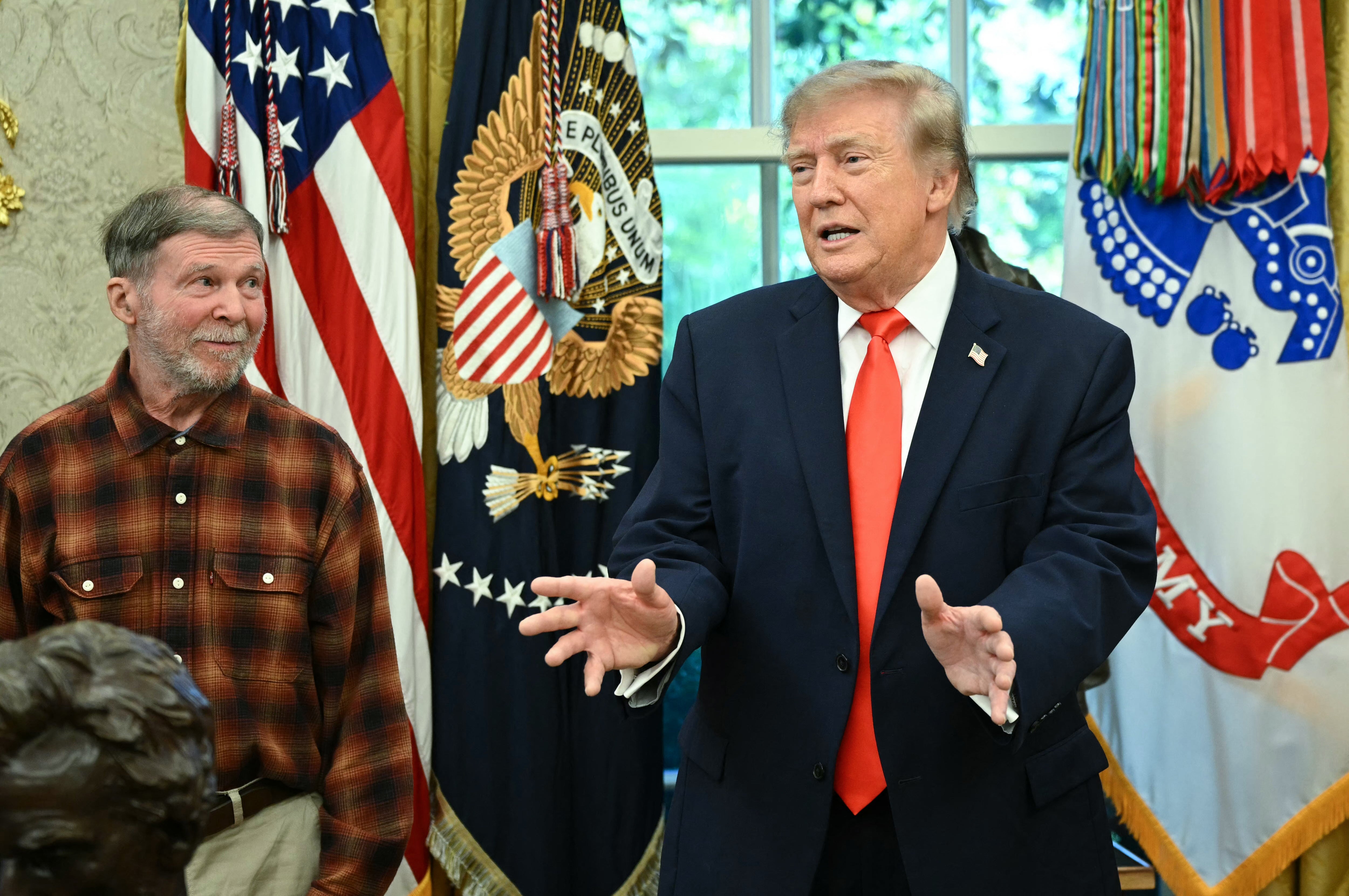 Donald Trump govori zajedno sa Stephenom Hubbardom (L) u Ovalnom uredu Bijele kuće u Washingtonu, DC, 30. listopada 2026.