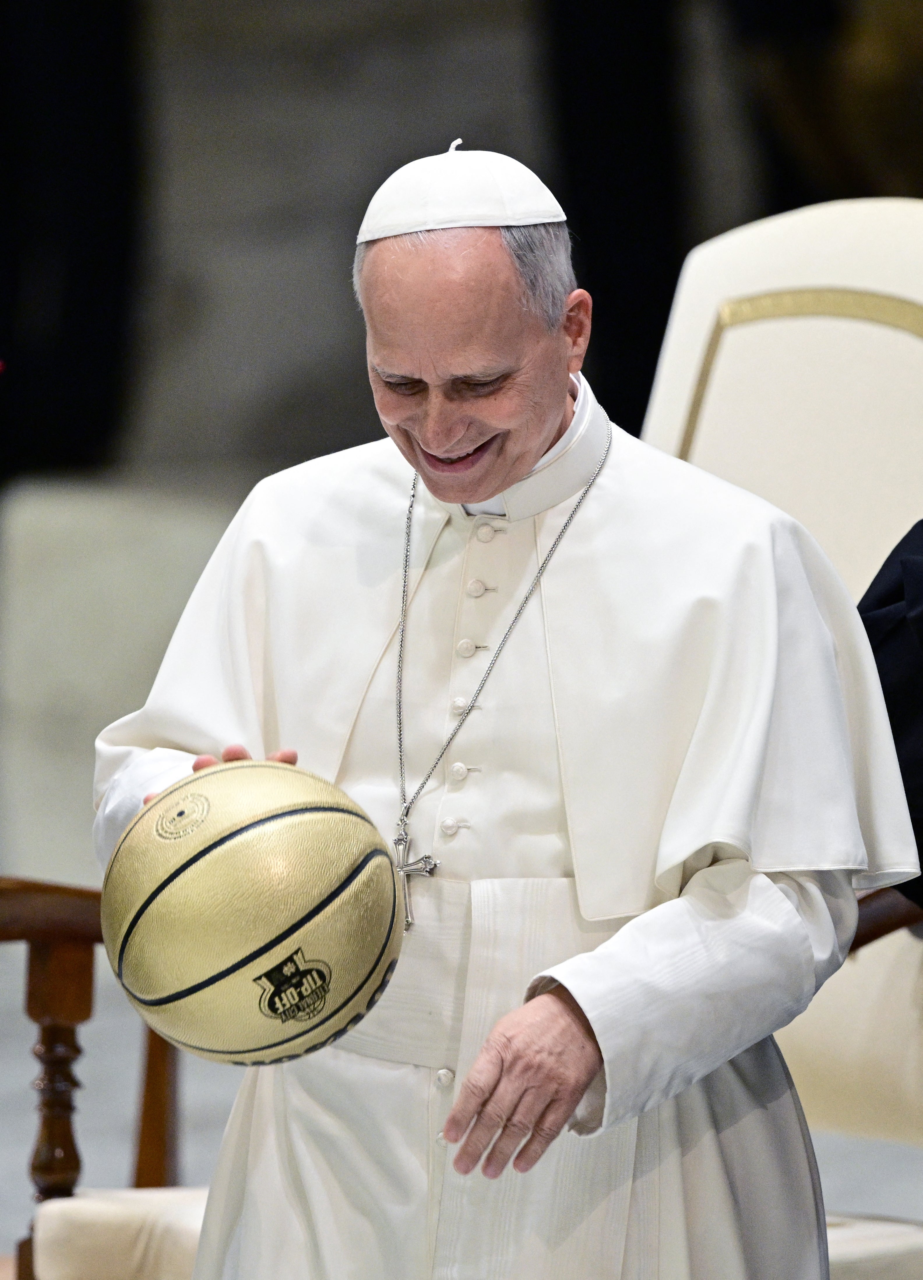 Papa Leo prima košarkašku loptu na dar tijekom audijencije s izaslanstvima Sveučilišta Villanova i Sveučilišta Notre Dame u dvorani za audijencije Pavla VI. u Vatikanu 31. listopada 2026.