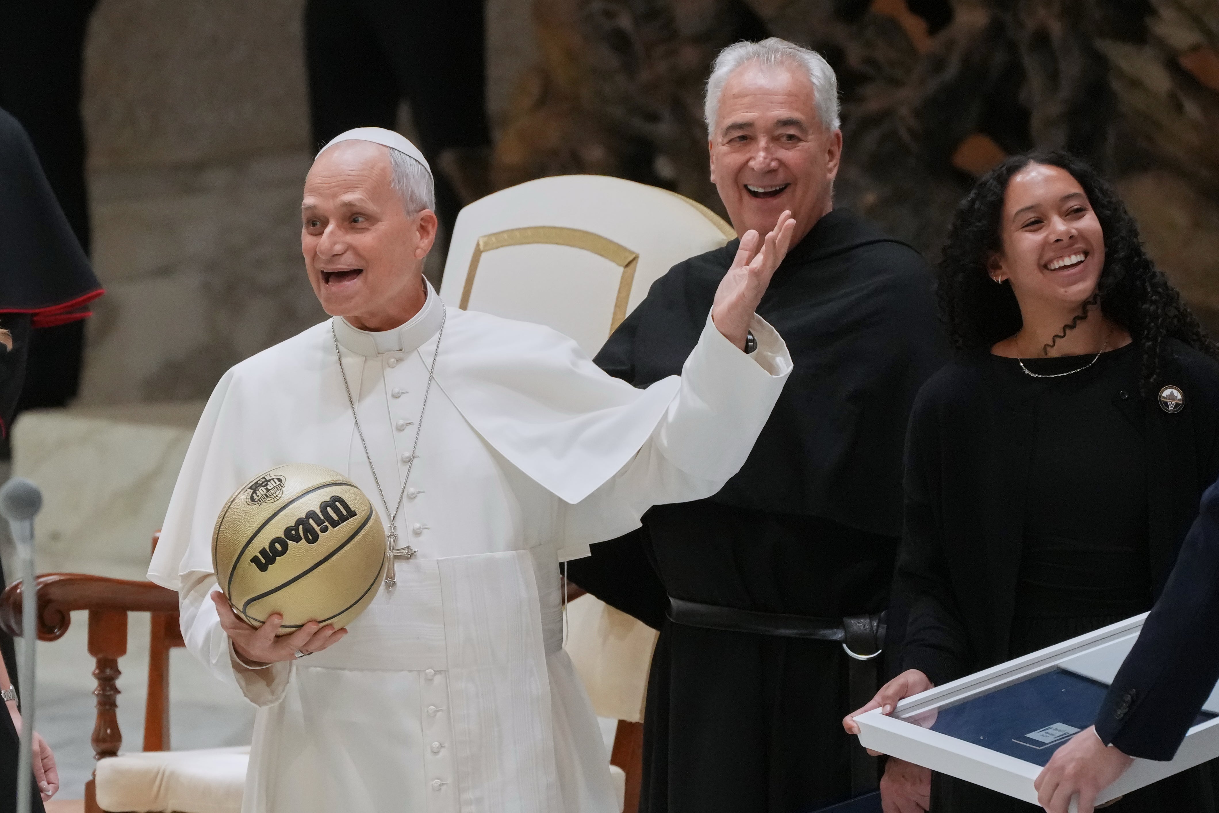 Košarkašica Jasmine Bascoe zajedno s predsjednikom Sveučilišta Villanova Peterom M. Donohueom poklanjaju košarkašku loptu papi Lavu XIV.