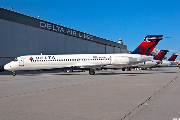 Travelers experienced long lines and even manual boarding cards