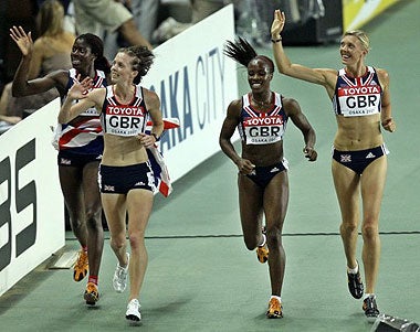 Christine Ohuruogu, Nicola Sanders, Marilyn Okoro and Lee McConnell do a lap of honour