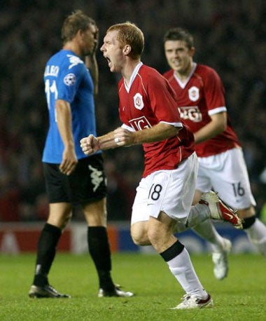 Scholes celebrates his goal during United's 3-0 victory