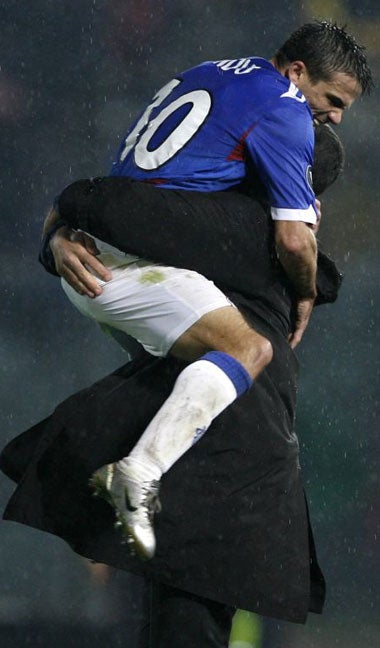 Novo celebrates Rangers Uefa Cup win over Livorano with his manager Paul Le Guen