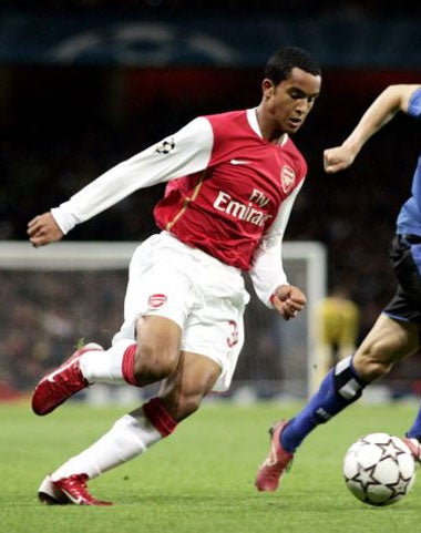 Walcott in Champions' League action against Hamburg
