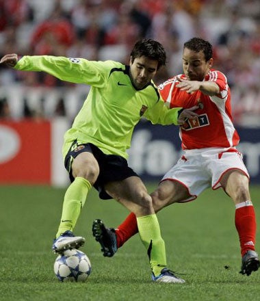 Deco resists Benfica defender Leo in the first leg