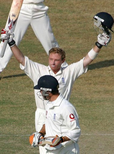 Bell acknowledges his hundred with fellow centurion Pietersen