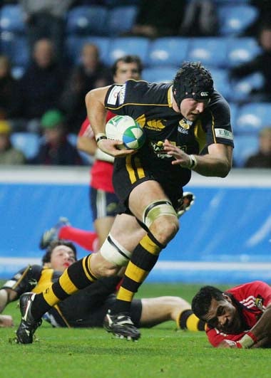 Skivington on his way to scoring the crucial try against Munster