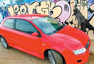 Taking the pizza: the perfect car for delivering takeaway food, the Fiat Stilo