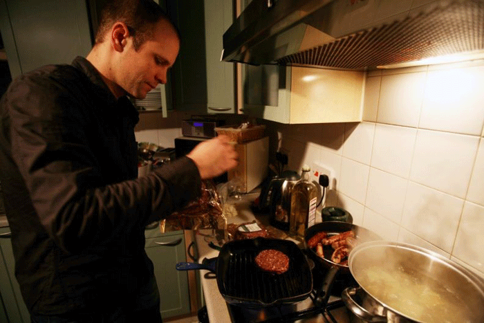 Ed Maxwell cooks up the roo © Carlos Jasso