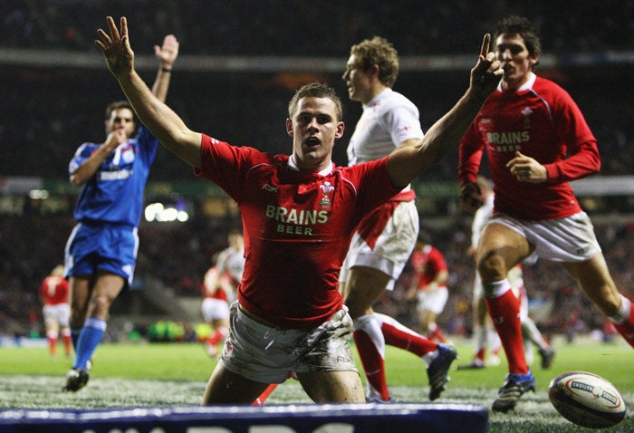 Byrne scores against England at Twickenham