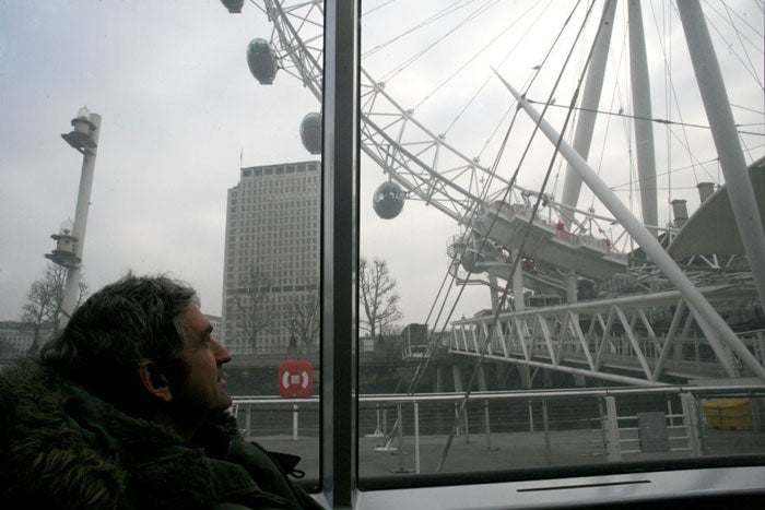 A fleet of Thames Clipper boats travel from Waterloo Bridge toCanary Wharf © Ben Graville
