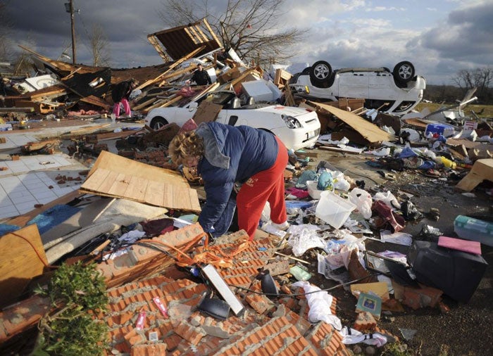 Colleen Conner salvages items at Bonnie Scott's house in Oxford, Mississippi © AP