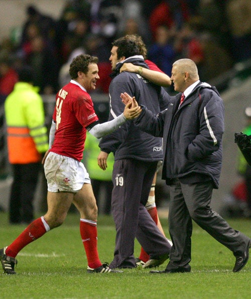 Gatland congratulates Mark Jones after Wales' 26-19 win over England in the Six Nations