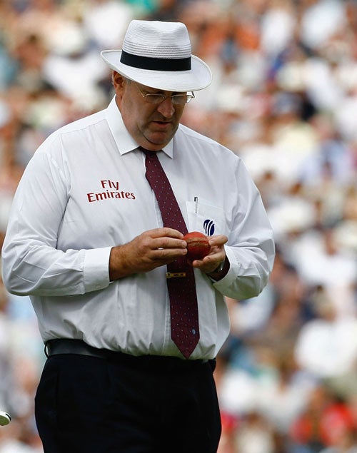 Darrell Hair returns to Test umpiring tomorrow for the first time since Pakistan's forfeited match againstEngland at The Oval in 2006