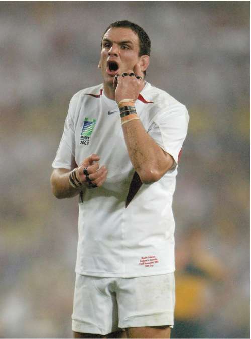 England's rugby World Cup-winning captain, was yesterday negotiatinga return to the red rose fold in the role of team manager