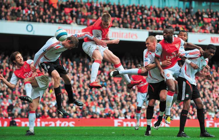 Nicklas Bendtner equalises for Arsenal from a corner but the hosts could not force a winner