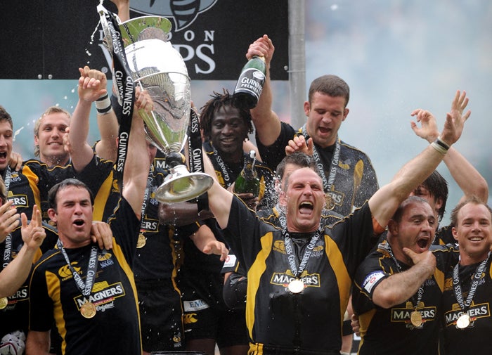 Lawrence Dallaglio holds aloft the Guinness Premiership trophy after victory in the final for Wasps over Leicester at Twickenham yesterday