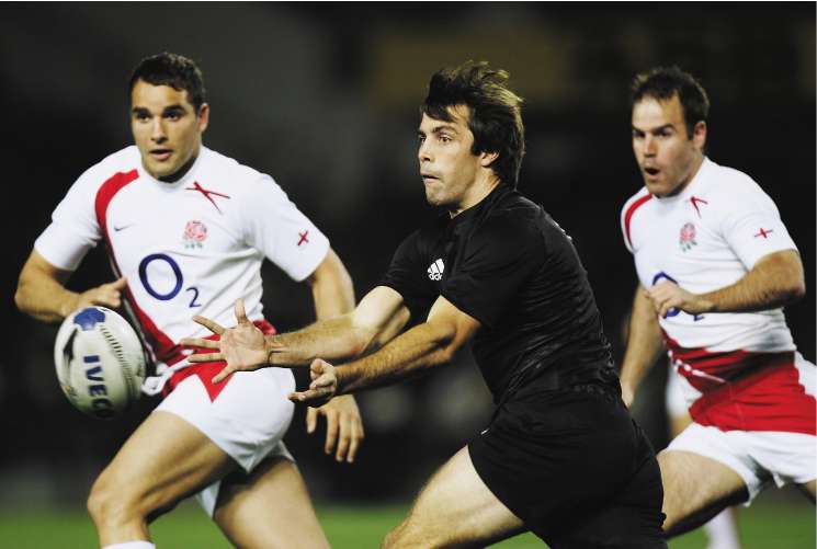 Olly Barkley (left) and Charlie Hodgson look on as the New Zealand centre Conrad Smith keeps his side moving