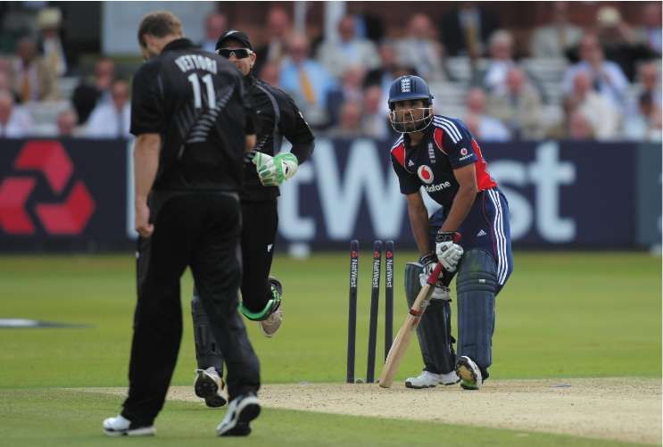 Ravi Bopara is dumbfounded after being bowled by Daniel Vettori