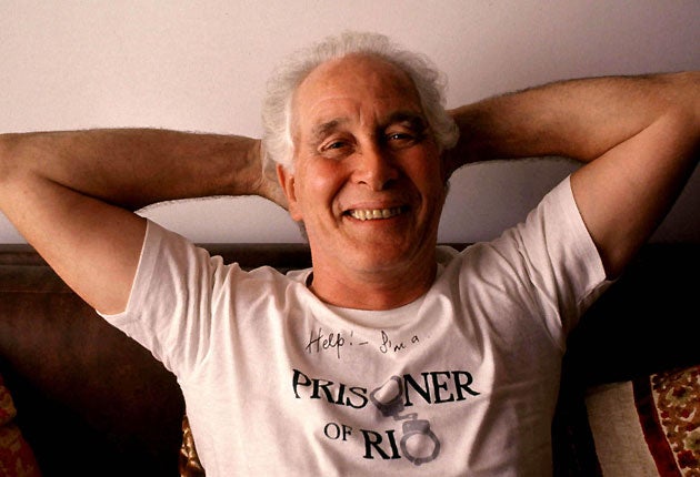 Ronnie Biggs in Rio in 1992 - wearing a "Prisoner of Rio" T-shirt