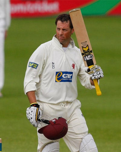 Former England batsman Marcus Trescothick has signed a new three-year contract with Somerset