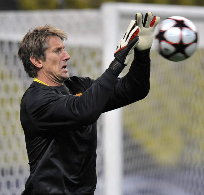 Van der Sar will travel to Holland