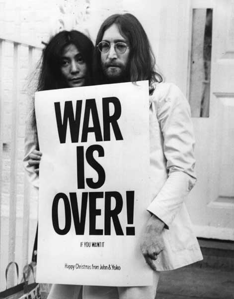 John Lennon and Yoko Ono promote peace in 1969