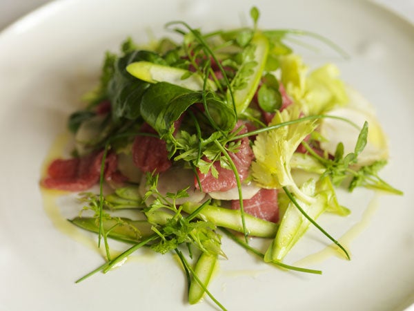 Arrange the slices of beef in among the leaves