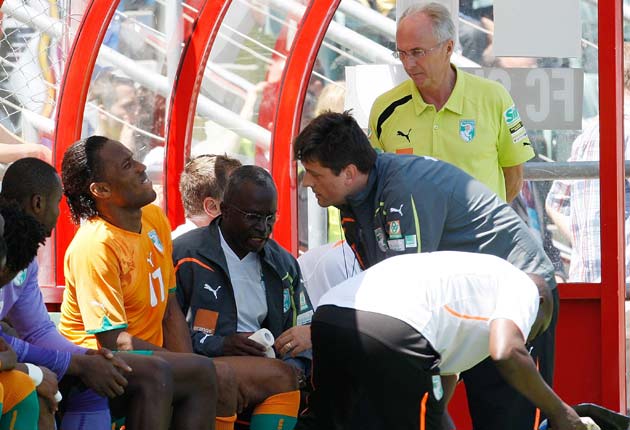 A concerned Sven Goran Eriksson (right) looks on as Didier Drogba is treated on his elbow