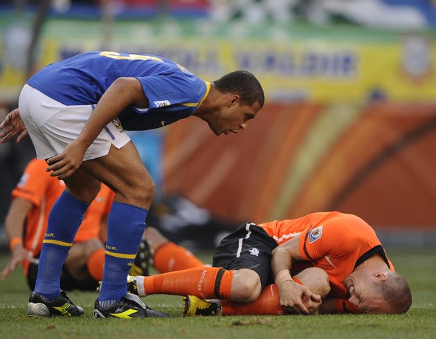 Luis Fabiano has a go at Robben