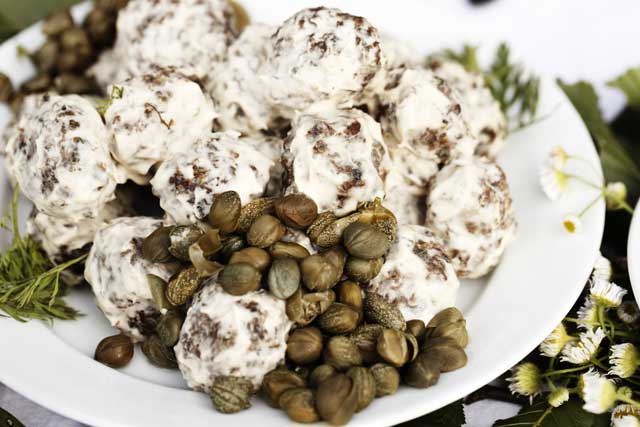 Meatballs with yoghurt, capers and mint is usually served at room temperature