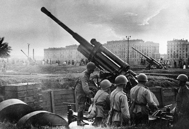 Russian soldiers defend Moscow from Gorky Park during the Second World War