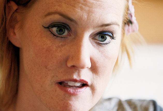 Heather Brooke described Julian Assange as a 'heavy-handed flirt'