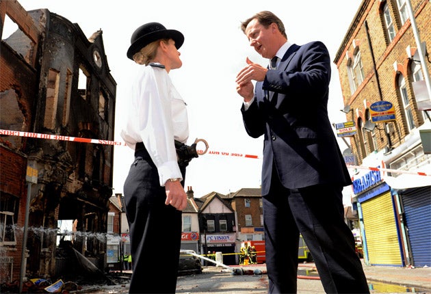 David Cameron meets Acting Borough Commander Superintendent Jo
Oakley on a visit to Croydon