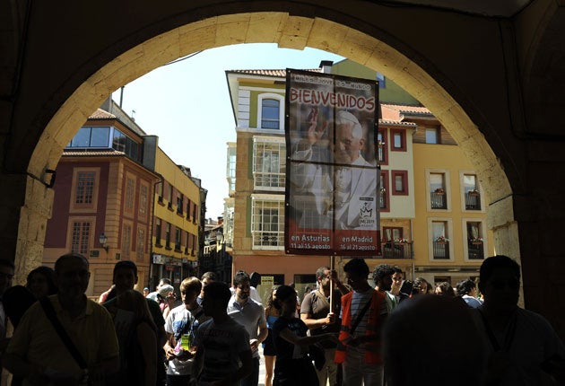 Pilgrims welcoming the Pope, who visits Madrid this week