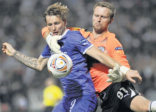 PAOK keeper Dario Kresic gets to grips with Spurs' Roman Pavlyuchenko last night